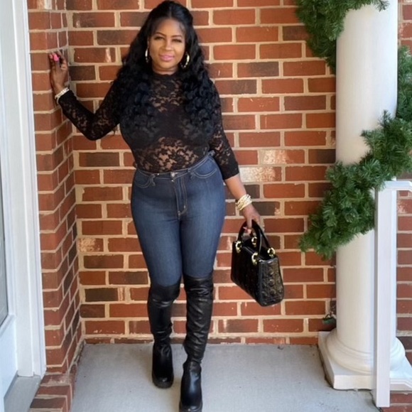 ARIANA! (Black) - Picture 2 of 5